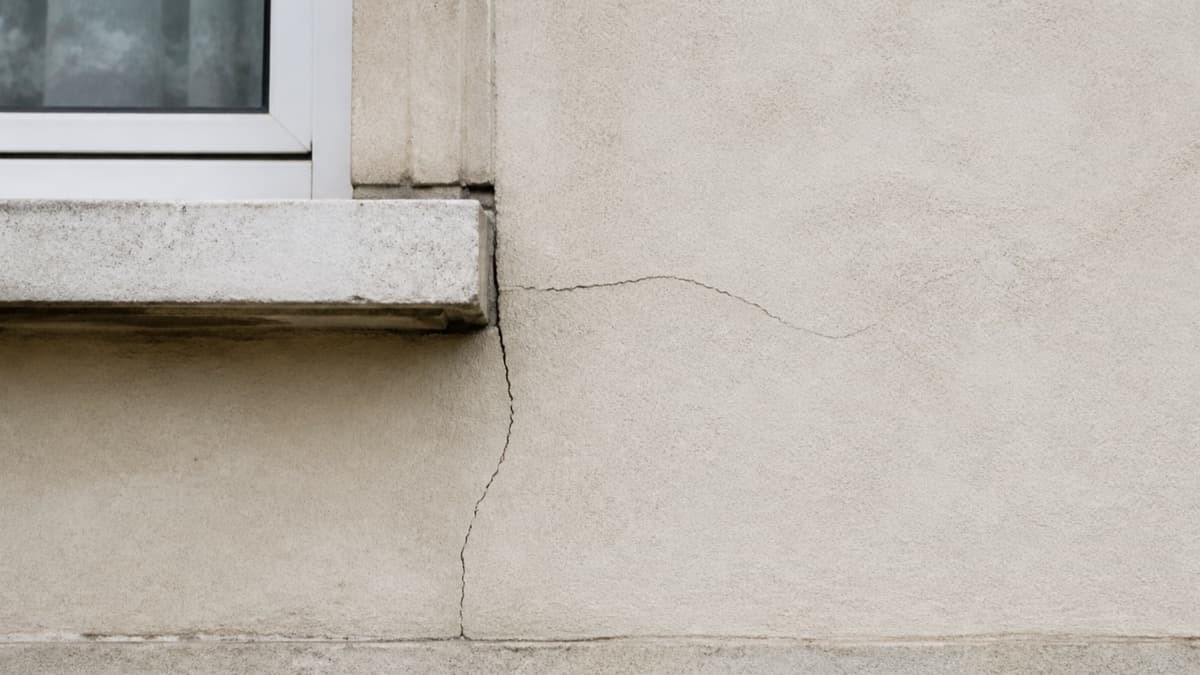 Fissure de façade documentée avec devis et repère d’échelle avant comparaison des postes