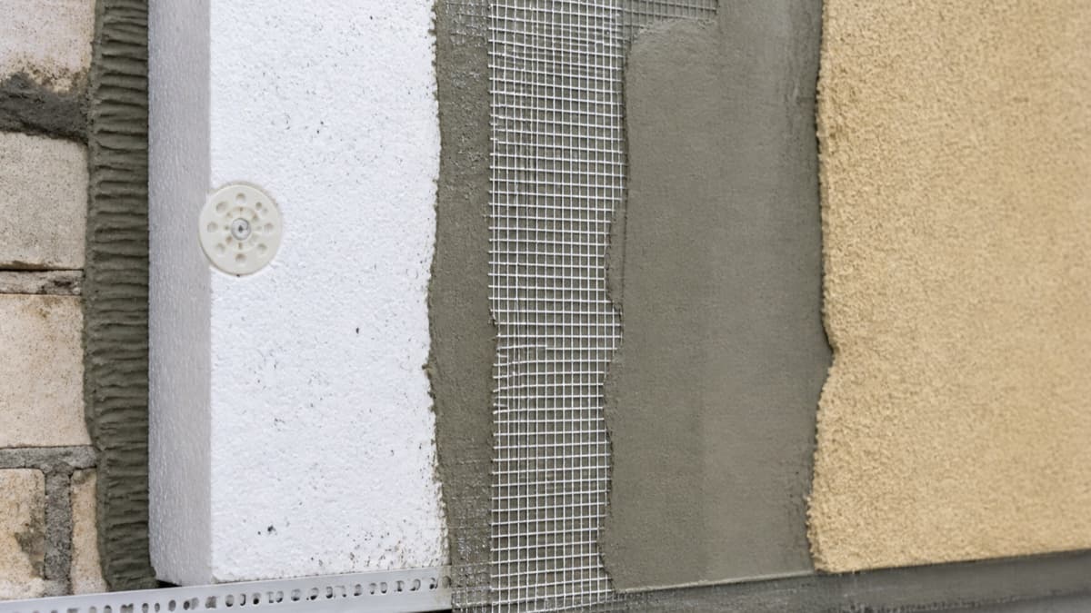 Détail de façade avec isolant et trame avant finition d’un ravalement isolant
