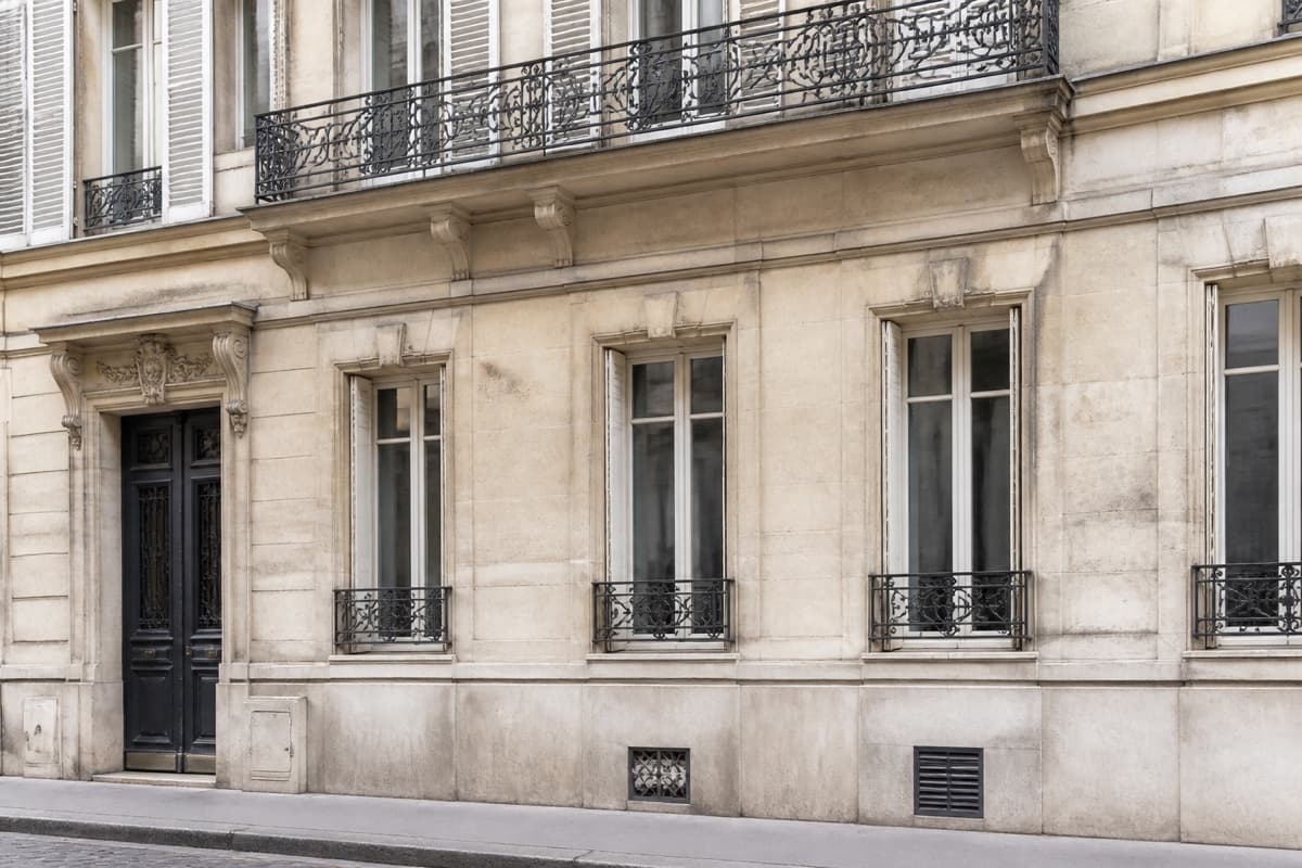 Façade résidentielle en pierre claire à examiner avant rénovation